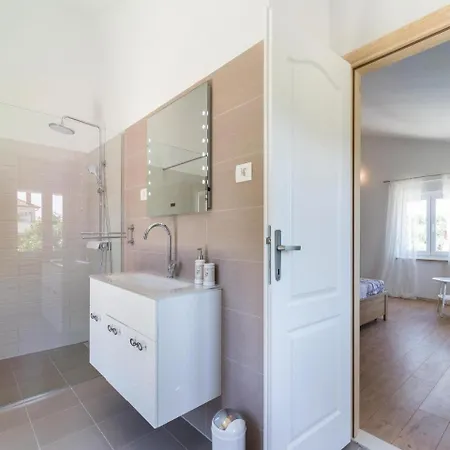 Five Bedroom Holiday In *