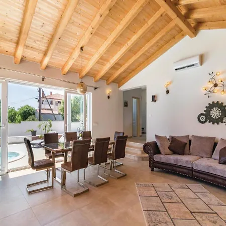 Holiday home Five Bedroom Holiday In Medulin