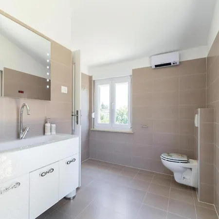 Five Bedroom Holiday In Medulin