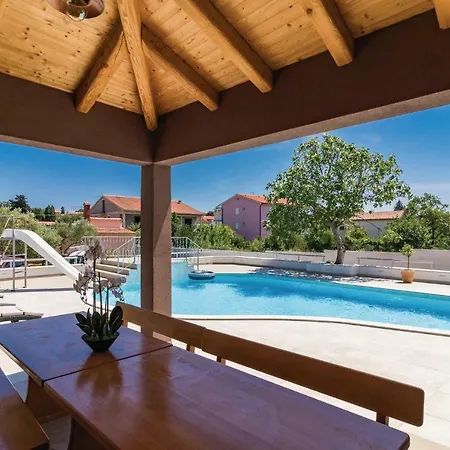 Five Bedroom Holiday In Medulin