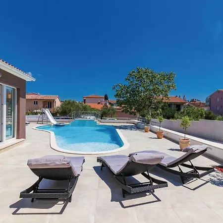 Сasa de vacaciones Five Bedroom Holiday In