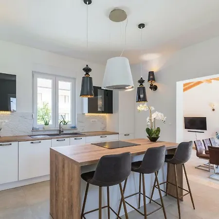 Five Bedroom Holiday In * Medulin