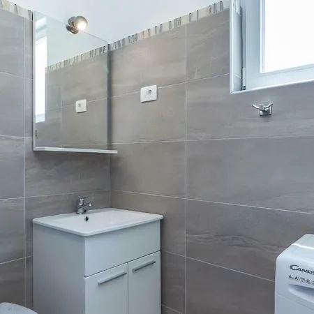 Five Bedroom Holiday In Medulin