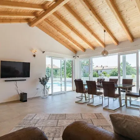 Five Bedroom Holiday In * Medulin